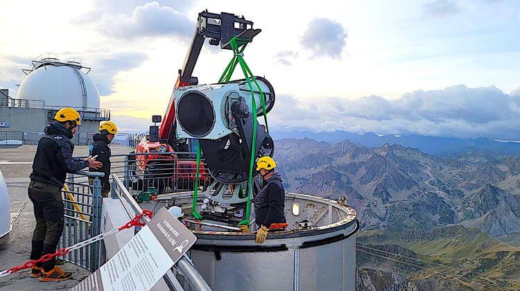 Installation d'un nouveau télescope à l'Observatoire du Pic du Midi de Bigorre.